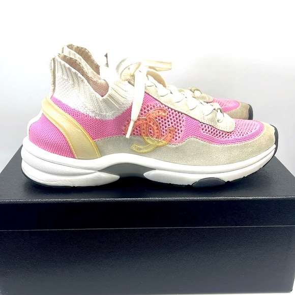 CHANEL 2020 Interlocking CC Logo Sneakers - Picture 1 of 13